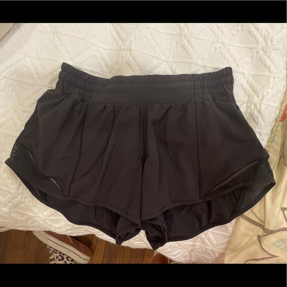 LULU LEMON hotty hot high-rise short 2.5”